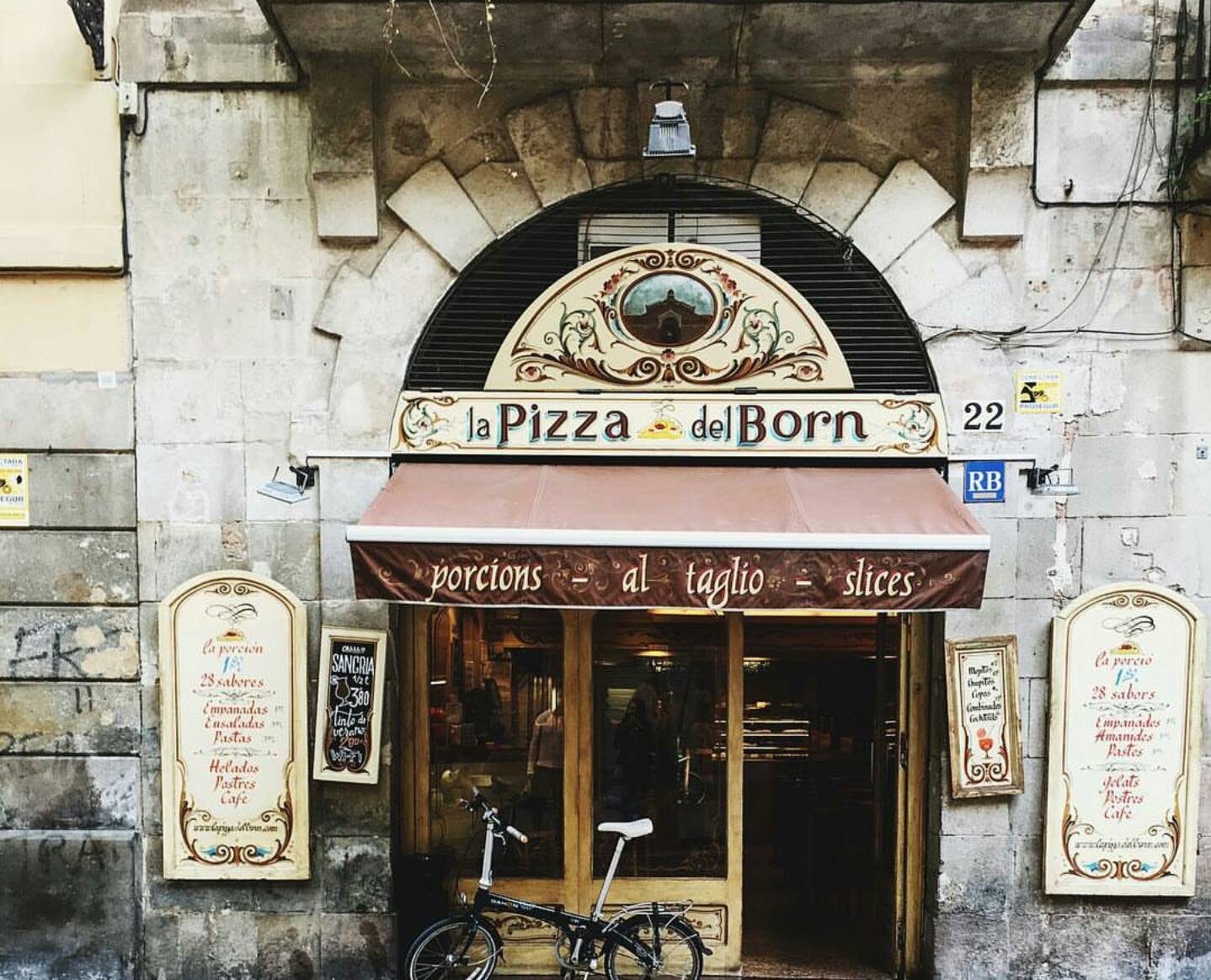 Pizza Del Born "Arkadaşımız Yonela'nın Yamulduğu Mekan"